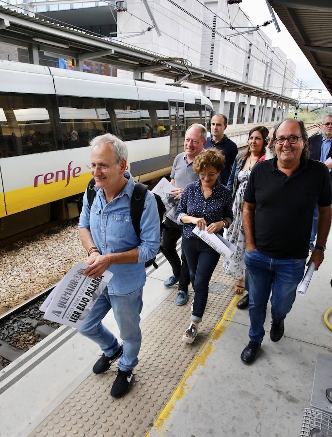 El 'tren negro' ha llegado a Gijón, dando el pistoletazo de salida oficial a la XXXI Semana Negra. A su llegada a la estación, los escritores y responsables de la organización han sido recibidos por los afectados por los desahucios de La Camocha, que han exhibido pancartas contra la decisión de la administración concursal de la antigua minera. 