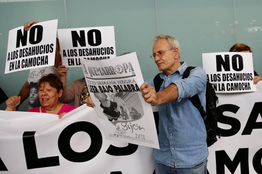 El 'tren negro' ha llegado a Gijón, dando el pistoletazo de salida oficial a la XXXI Semana Negra. A su llegada a la estación, los escritores y responsables de la organización han sido recibidos por los afectados por los desahucios de La Camocha, que han exhibido pancartas contra la decisión de la administración concursal de la antigua minera. 