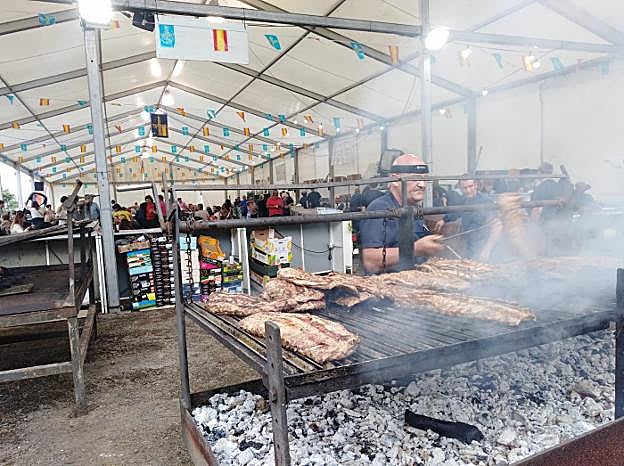 Los asados son uno de los atractivos de la fiesta perlorina. 