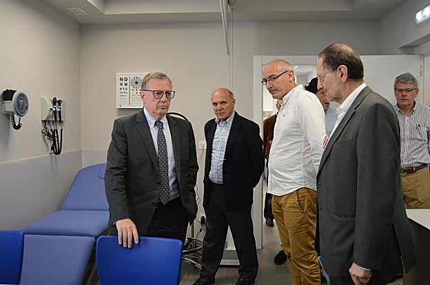 Francisco del Busto, Carlos Pintado, José Antonio Mesa y Jesús Menéndez recorren las instalaciones. 