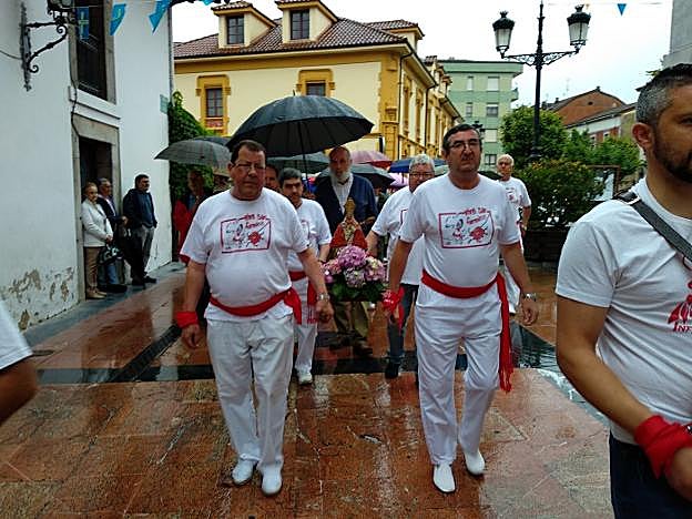 San Fermín es trasladado hacia la calle El Quesu, en Infiesto.