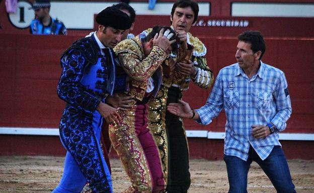 Un toro arranca el cuero cabelludo a Juan José Padilla