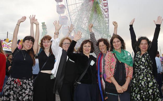 Ana Penyas, Laura Fernández, Marika, Laura Pérez Verneti, Antonia Santolaya, Ana Longoni e Inma Luna, autoras invitadas al certamen, ante la noria. 