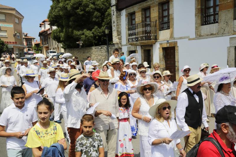 Centenares de personas han disfrutado en Colombres de una edición de la Feria de Indianos, una cita que ha servido para reforzar lazos con Cuba. Su gastronomía, su música y su cultura han estado muy presentes en esta fiesta caracterizada por los vestidos y trajes blancos que han iluminado la villa indiana. 