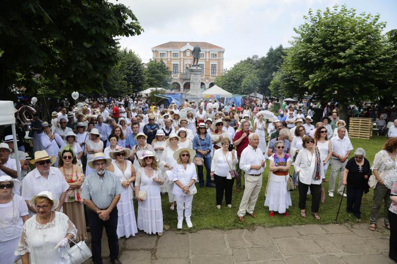 Centenares de personas han disfrutado en Colombres de una edición de la Feria de Indianos, una cita que ha servido para reforzar lazos con Cuba. Su gastronomía, su música y su cultura han estado muy presentes en esta fiesta caracterizada por los vestidos y trajes blancos que han iluminado la villa indiana. 