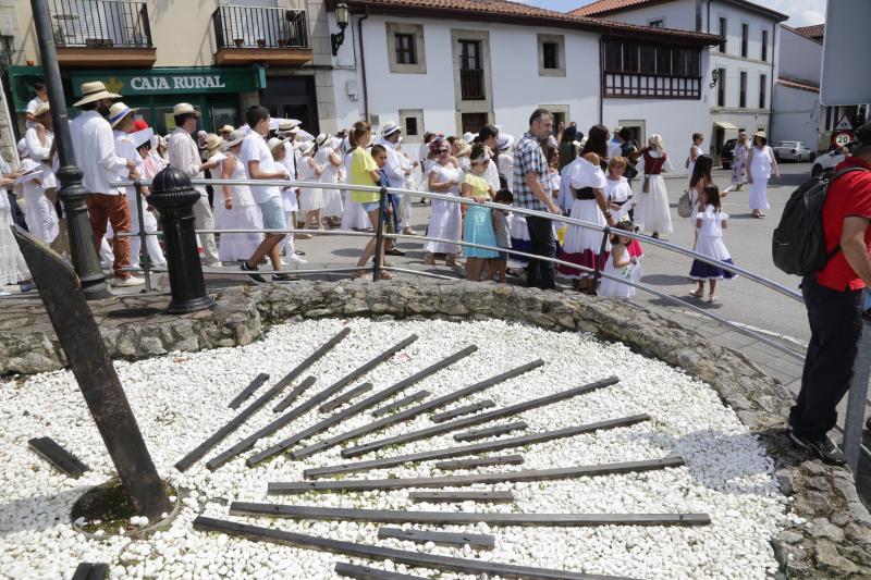 Centenares de personas han disfrutado en Colombres de una edición de la Feria de Indianos, una cita que ha servido para reforzar lazos con Cuba. Su gastronomía, su música y su cultura han estado muy presentes en esta fiesta caracterizada por los vestidos y trajes blancos que han iluminado la villa indiana. 