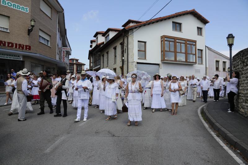 Centenares de personas han disfrutado en Colombres de una edición de la Feria de Indianos, una cita que ha servido para reforzar lazos con Cuba. Su gastronomía, su música y su cultura han estado muy presentes en esta fiesta caracterizada por los vestidos y trajes blancos que han iluminado la villa indiana. 