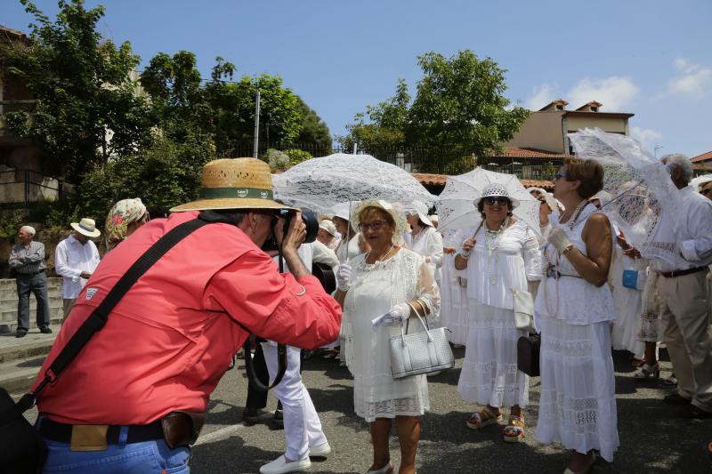 Centenares de personas han disfrutado en Colombres de una edición de la Feria de Indianos, una cita que ha servido para reforzar lazos con Cuba. Su gastronomía, su música y su cultura han estado muy presentes en esta fiesta caracterizada por los vestidos y trajes blancos que han iluminado la villa indiana. 