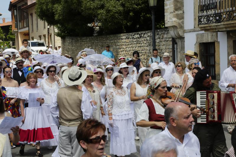 Centenares de personas han disfrutado en Colombres de una edición de la Feria de Indianos, una cita que ha servido para reforzar lazos con Cuba. Su gastronomía, su música y su cultura han estado muy presentes en esta fiesta caracterizada por los vestidos y trajes blancos que han iluminado la villa indiana. 