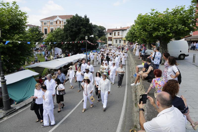 Centenares de personas han disfrutado en Colombres de una edición de la Feria de Indianos, una cita que ha servido para reforzar lazos con Cuba. Su gastronomía, su música y su cultura han estado muy presentes en esta fiesta caracterizada por los vestidos y trajes blancos que han iluminado la villa indiana. 