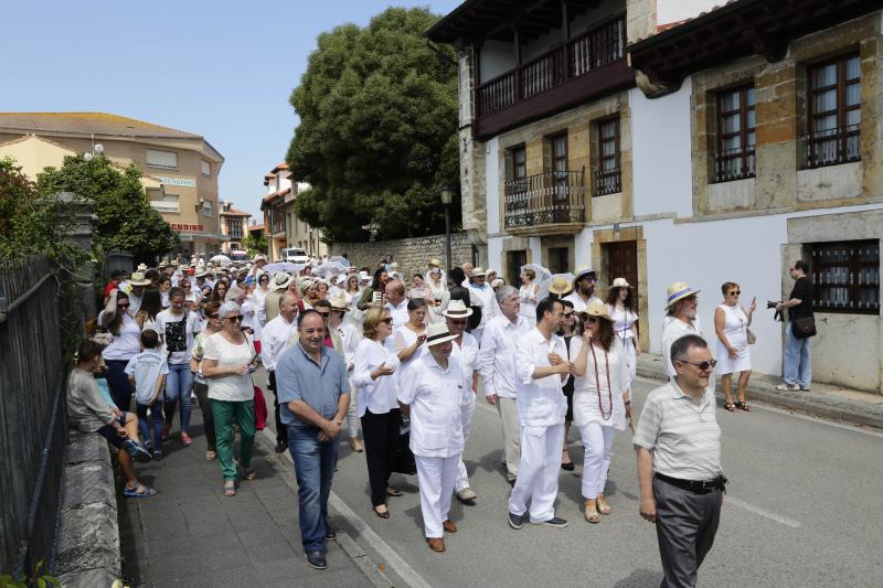 Centenares de personas han disfrutado en Colombres de una edición de la Feria de Indianos, una cita que ha servido para reforzar lazos con Cuba. Su gastronomía, su música y su cultura han estado muy presentes en esta fiesta caracterizada por los vestidos y trajes blancos que han iluminado la villa indiana. 