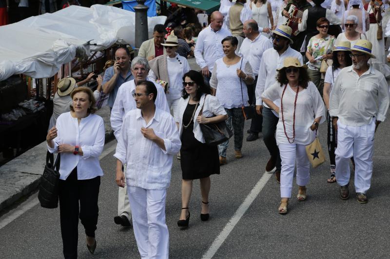 Centenares de personas han disfrutado en Colombres de una edición de la Feria de Indianos, una cita que ha servido para reforzar lazos con Cuba. Su gastronomía, su música y su cultura han estado muy presentes en esta fiesta caracterizada por los vestidos y trajes blancos que han iluminado la villa indiana. 