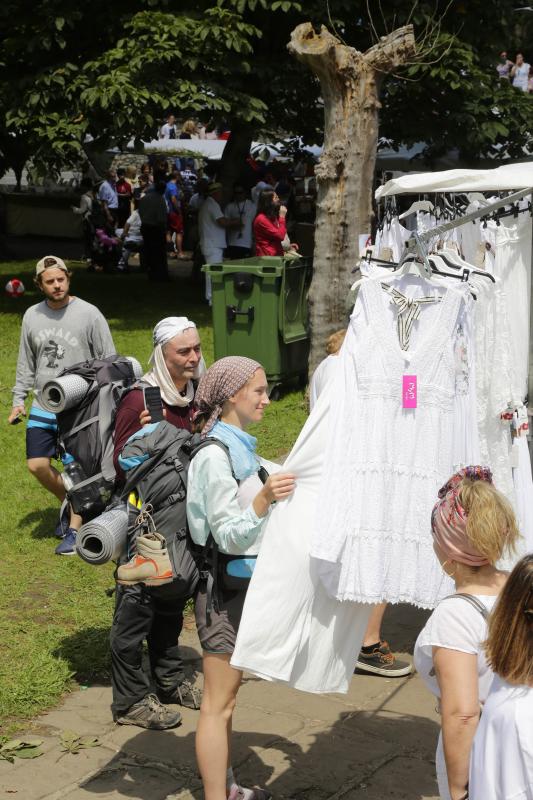 Centenares de personas han disfrutado en Colombres de una edición de la Feria de Indianos, una cita que ha servido para reforzar lazos con Cuba. Su gastronomía, su música y su cultura han estado muy presentes en esta fiesta caracterizada por los vestidos y trajes blancos que han iluminado la villa indiana. 