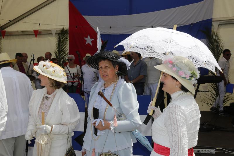 Centenares de personas han disfrutado en Colombres de una edición de la Feria de Indianos, una cita que ha servido para reforzar lazos con Cuba. Su gastronomía, su música y su cultura han estado muy presentes en esta fiesta caracterizada por los vestidos y trajes blancos que han iluminado la villa indiana. 