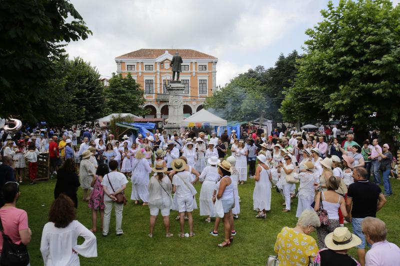 Centenares de personas han disfrutado en Colombres de una edición de la Feria de Indianos, una cita que ha servido para reforzar lazos con Cuba. Su gastronomía, su música y su cultura han estado muy presentes en esta fiesta caracterizada por los vestidos y trajes blancos que han iluminado la villa indiana. 