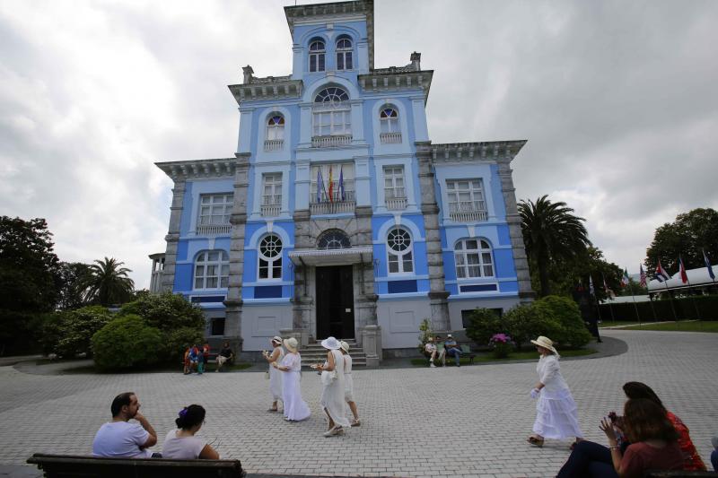 Centenares de personas han disfrutado en Colombres de una edición de la Feria de Indianos, una cita que ha servido para reforzar lazos con Cuba. Su gastronomía, su música y su cultura han estado muy presentes en esta fiesta caracterizada por los vestidos y trajes blancos que han iluminado la villa indiana. 