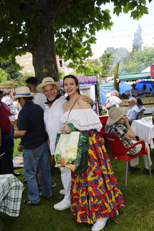 Centenares de personas han disfrutado en Colombres de una edición de la Feria de Indianos, una cita que ha servido para reforzar lazos con Cuba. Su gastronomía, su música y su cultura han estado muy presentes en esta fiesta caracterizada por los vestidos y trajes blancos que han iluminado la villa indiana. 