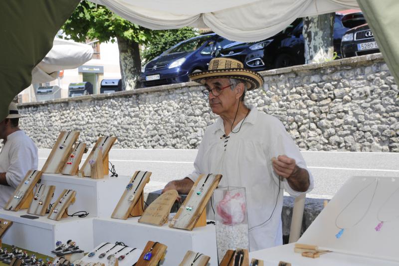 Centenares de personas han disfrutado en Colombres de una edición de la Feria de Indianos, una cita que ha servido para reforzar lazos con Cuba. Su gastronomía, su música y su cultura han estado muy presentes en esta fiesta caracterizada por los vestidos y trajes blancos que han iluminado la villa indiana. 