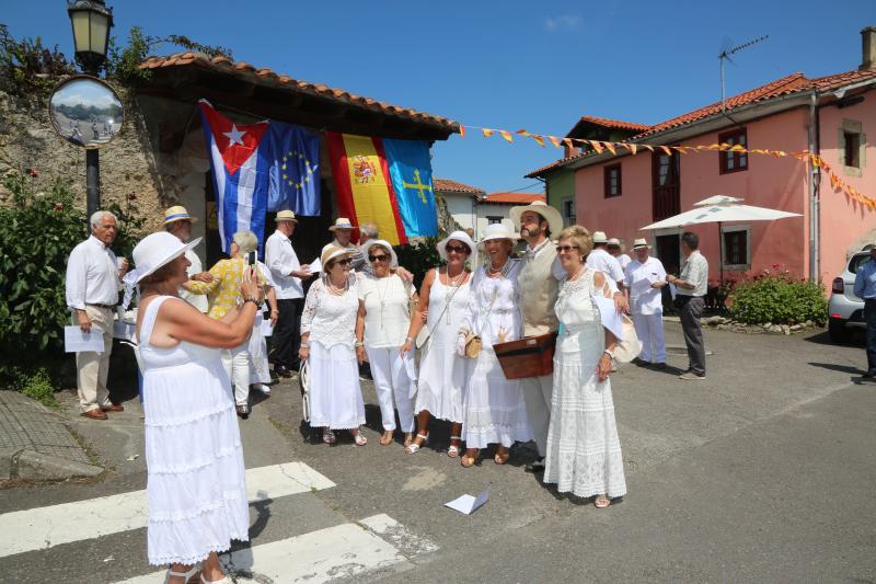 Centenares de personas han disfrutado en Colombres de una edición de la Feria de Indianos, una cita que ha servido para reforzar lazos con Cuba. Su gastronomía, su música y su cultura han estado muy presentes en esta fiesta caracterizada por los vestidos y trajes blancos que han iluminado la villa indiana. 