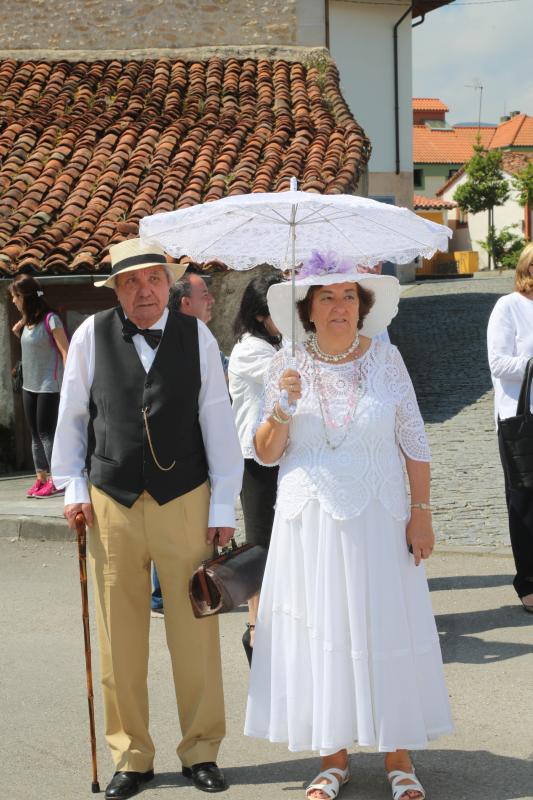 Centenares de personas han disfrutado en Colombres de una edición de la Feria de Indianos, una cita que ha servido para reforzar lazos con Cuba. Su gastronomía, su música y su cultura han estado muy presentes en esta fiesta caracterizada por los vestidos y trajes blancos que han iluminado la villa indiana. 