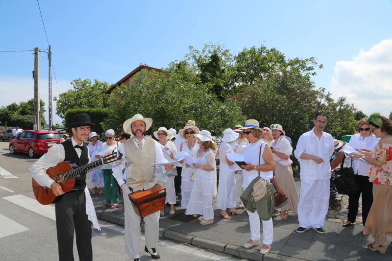 Centenares de personas han disfrutado en Colombres de una edición de la Feria de Indianos, una cita que ha servido para reforzar lazos con Cuba. Su gastronomía, su música y su cultura han estado muy presentes en esta fiesta caracterizada por los vestidos y trajes blancos que han iluminado la villa indiana. 