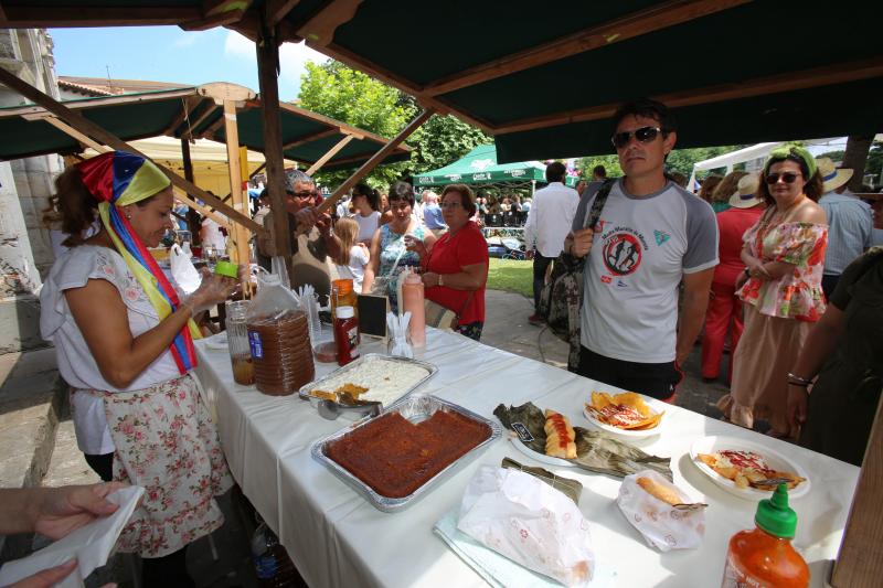 Centenares de personas han disfrutado en Colombres de una edición de la Feria de Indianos, una cita que ha servido para reforzar lazos con Cuba. Su gastronomía, su música y su cultura han estado muy presentes en esta fiesta caracterizada por los vestidos y trajes blancos que han iluminado la villa indiana. 