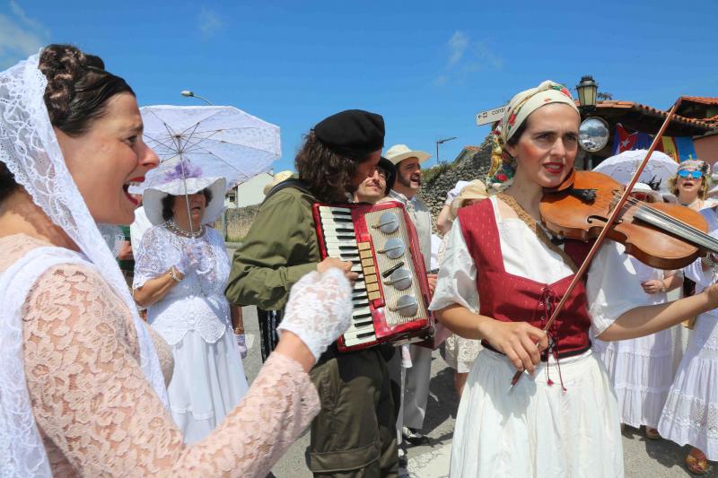 Centenares de personas han disfrutado en Colombres de una edición de la Feria de Indianos, una cita que ha servido para reforzar lazos con Cuba. Su gastronomía, su música y su cultura han estado muy presentes en esta fiesta caracterizada por los vestidos y trajes blancos que han iluminado la villa indiana. 