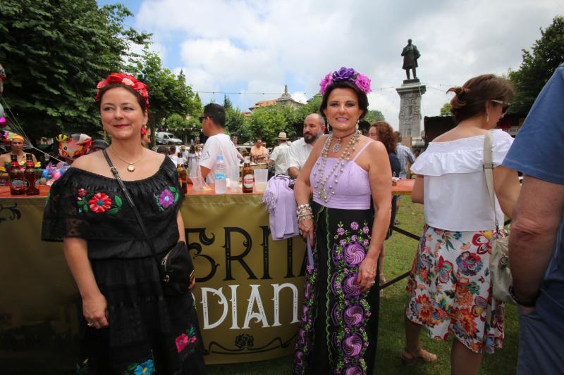 Centenares de personas han disfrutado en Colombres de una edición de la Feria de Indianos, una cita que ha servido para reforzar lazos con Cuba. Su gastronomía, su música y su cultura han estado muy presentes en esta fiesta caracterizada por los vestidos y trajes blancos que han iluminado la villa indiana. 