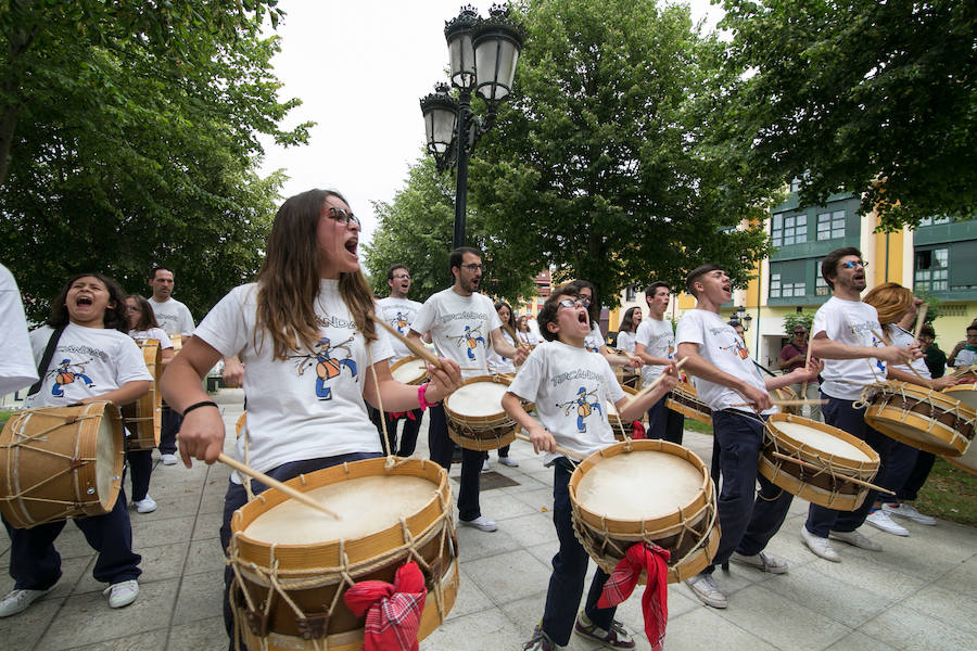 Centenares de personas disfrutan desde primera hora del día grande del XLI Festival de la Sidra de Nava, todo un homenaje a la sidra natural. El intenso programa incluye degustaciones, catas, concursos de escanciado, actuaciones musicales y verbenas, entre otras sorpresas. 