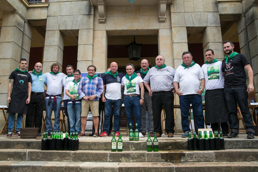 Centenares de personas disfrutan desde primera hora del día grande del XLI Festival de la Sidra de Nava, todo un homenaje a la sidra natural. El intenso programa incluye degustaciones, catas, concursos de escanciado, actuaciones musicales y verbenas, entre otras sorpresas. 