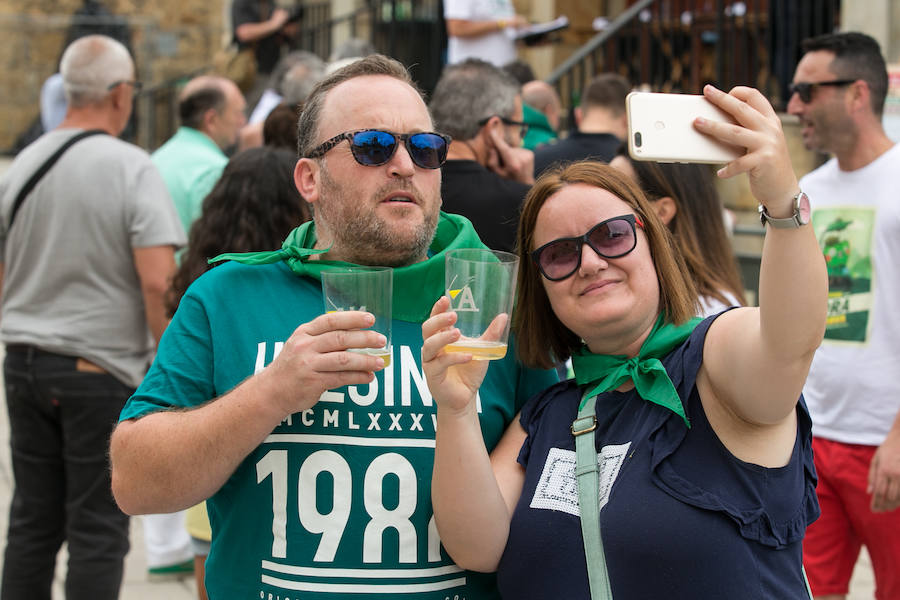 Centenares de personas disfrutan desde primera hora del día grande del XLI Festival de la Sidra de Nava, todo un homenaje a la sidra natural. El intenso programa incluye degustaciones, catas, concursos de escanciado, actuaciones musicales y verbenas, entre otras sorpresas. 