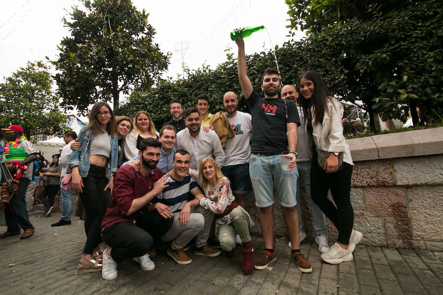 Centenares de personas disfrutan desde primera hora del día grande del XLI Festival de la Sidra de Nava, todo un homenaje a la sidra natural. El intenso programa incluye degustaciones, catas, concursos de escanciado, actuaciones musicales y verbenas, entre otras sorpresas. 