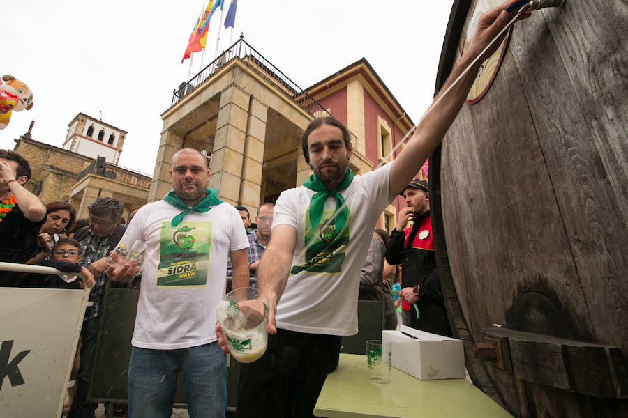 Centenares de personas disfrutan desde primera hora del día grande del XLI Festival de la Sidra de Nava, todo un homenaje a la sidra natural. El intenso programa incluye degustaciones, catas, concursos de escanciado, actuaciones musicales y verbenas, entre otras sorpresas. 