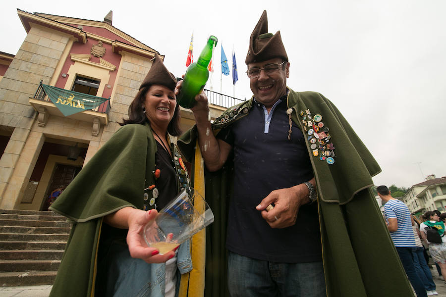 Centenares de personas disfrutan desde primera hora del día grande del XLI Festival de la Sidra de Nava, todo un homenaje a la sidra natural. El intenso programa incluye degustaciones, catas, concursos de escanciado, actuaciones musicales y verbenas, entre otras sorpresas. 