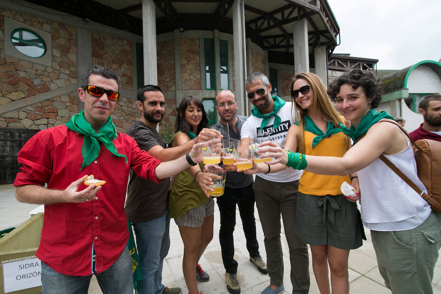 Centenares de personas disfrutan desde primera hora del día grande del XLI Festival de la Sidra de Nava, todo un homenaje a la sidra natural. El intenso programa incluye degustaciones, catas, concursos de escanciado, actuaciones musicales y verbenas, entre otras sorpresas. 