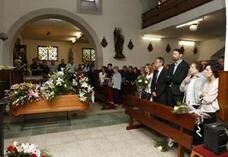 La iglesia de San Andrés de Ceares ha acogido el funeral por Eladio Sánchez, director de la Compañía Asturiana de Comedias. Decenas de personas han arropado a la familia de este maestro del teatro asturiano en el emotivo oficio.