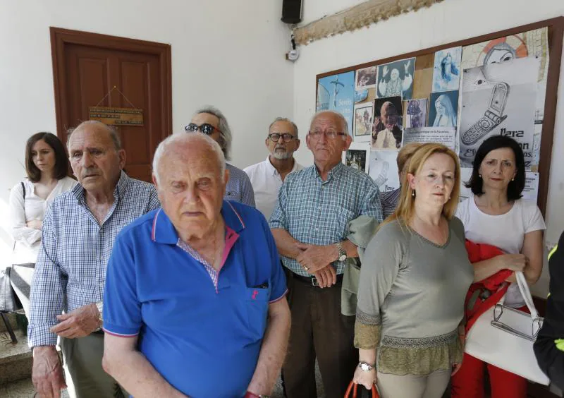 La iglesia de San Andrés de Ceares ha acogido el funeral por Eladio Sánchez, director de la Compañía Asturiana de Comedias. Decenas de personas han arropado a la familia de este maestro del teatro asturiano en el emotivo oficio.