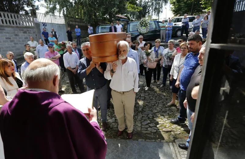 La iglesia de San Andrés de Ceares ha acogido el funeral por Eladio Sánchez, director de la Compañía Asturiana de Comedias. Decenas de personas han arropado a la familia de este maestro del teatro asturiano en el emotivo oficio.