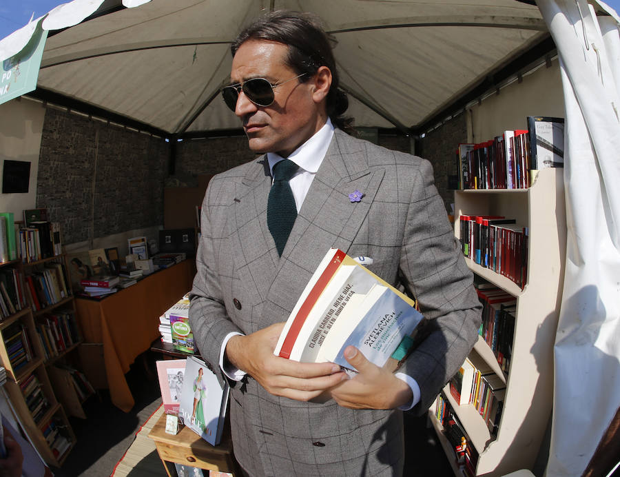 Gran ambiente festivo en la primera jornada de la XXXI Semana Negra de Gijón. La ausencia de lluvia ha animado a miles de personas a visitar el recinto del antiguo astillero y disfrutar de las conferencias, las exposiciones y las numerosas atracciones que conforman el certamen.