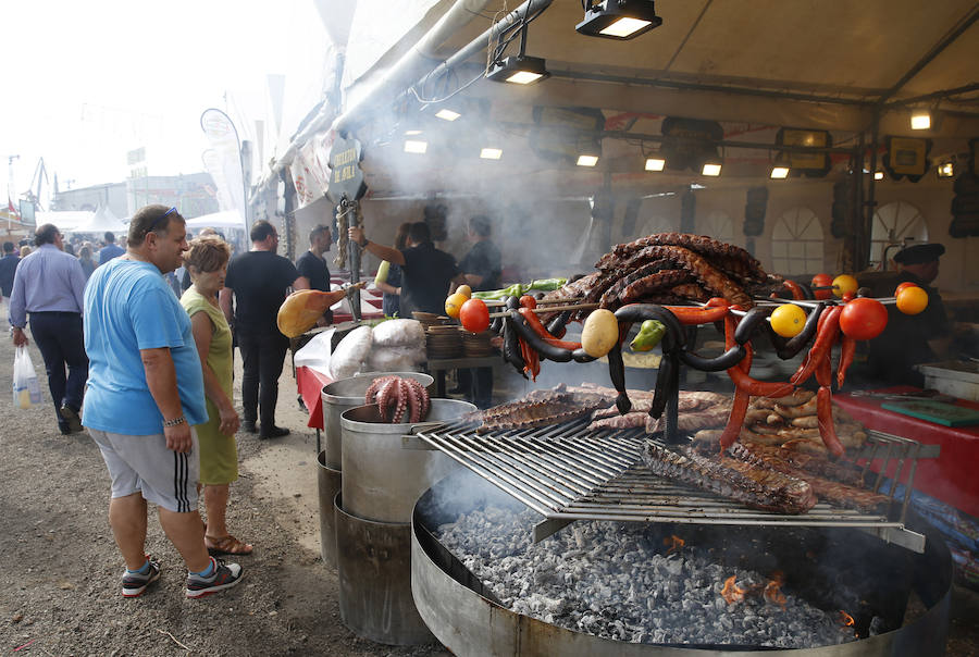 Gran ambiente festivo en la primera jornada de la XXXI Semana Negra de Gijón. La ausencia de lluvia ha animado a miles de personas a visitar el recinto del antiguo astillero y disfrutar de las conferencias, las exposiciones y las numerosas atracciones que conforman el certamen.