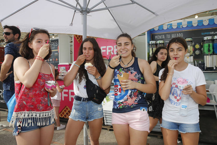 Gran ambiente festivo en la primera jornada de la XXXI Semana Negra de Gijón. La ausencia de lluvia ha animado a miles de personas a visitar el recinto del antiguo astillero y disfrutar de las conferencias, las exposiciones y las numerosas atracciones que conforman el certamen.
