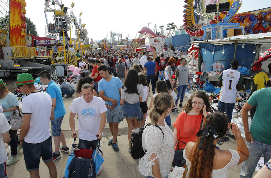 Gran ambiente festivo en la primera jornada de la XXXI Semana Negra de Gijón. La ausencia de lluvia ha animado a miles de personas a visitar el recinto del antiguo astillero y disfrutar de las conferencias, las exposiciones y las numerosas atracciones que conforman el certamen.