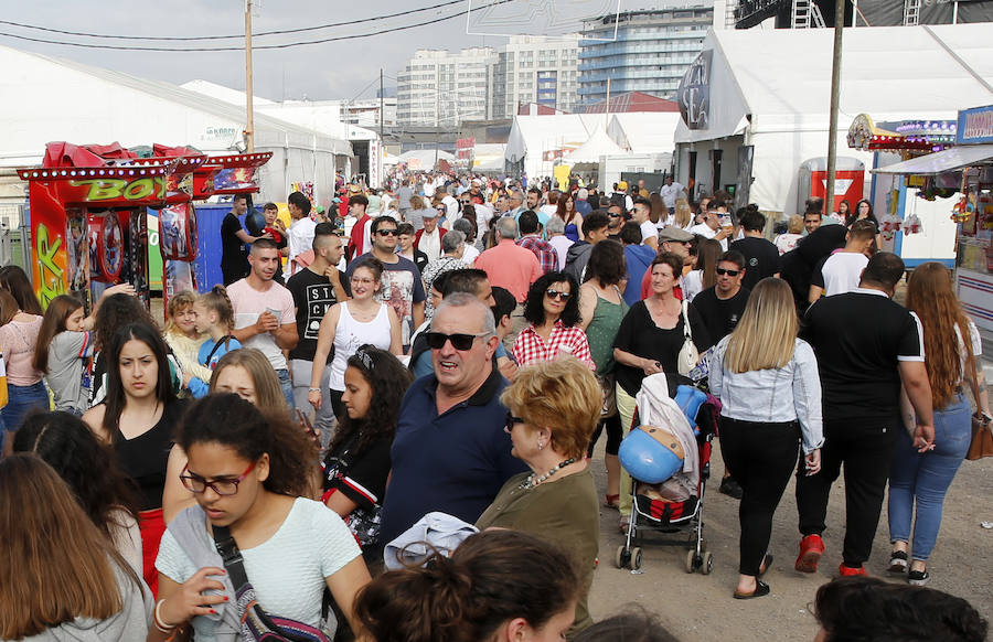 Gran ambiente festivo en la primera jornada de la XXXI Semana Negra de Gijón. La ausencia de lluvia ha animado a miles de personas a visitar el recinto del antiguo astillero y disfrutar de las conferencias, las exposiciones y las numerosas atracciones que conforman el certamen.