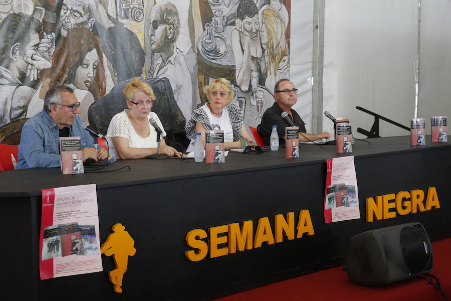 Gran ambiente festivo en la primera jornada de la XXXI Semana Negra de Gijón. La ausencia de lluvia ha animado a miles de personas a visitar el recinto del antiguo astillero y disfrutar de las conferencias, las exposiciones y las numerosas atracciones que conforman el certamen.