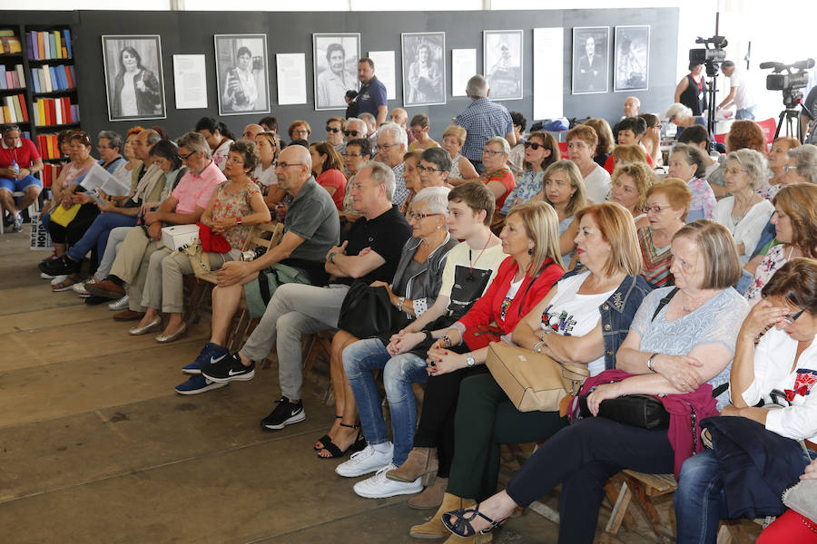Gran ambiente festivo en la primera jornada de la XXXI Semana Negra de Gijón. La ausencia de lluvia ha animado a miles de personas a visitar el recinto del antiguo astillero y disfrutar de las conferencias, las exposiciones y las numerosas atracciones que conforman el certamen.