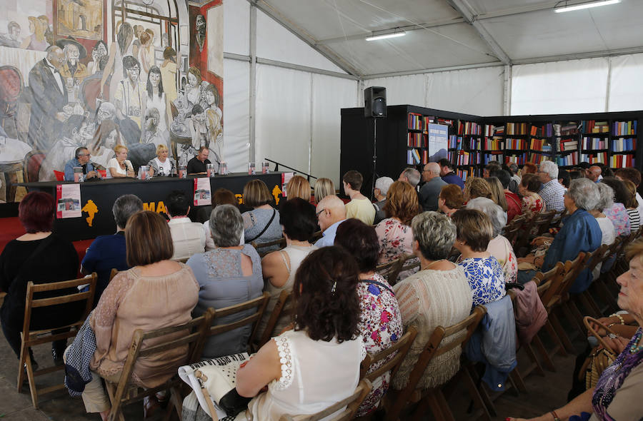 Gran ambiente festivo en la primera jornada de la XXXI Semana Negra de Gijón. La ausencia de lluvia ha animado a miles de personas a visitar el recinto del antiguo astillero y disfrutar de las conferencias, las exposiciones y las numerosas atracciones que conforman el certamen.