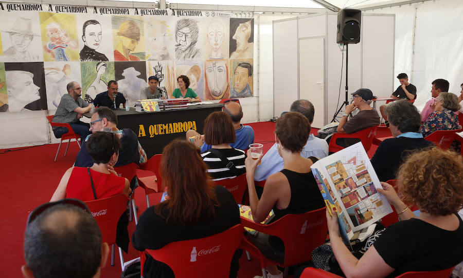 Gran ambiente festivo en la primera jornada de la XXXI Semana Negra de Gijón. La ausencia de lluvia ha animado a miles de personas a visitar el recinto del antiguo astillero y disfrutar de las conferencias, las exposiciones y las numerosas atracciones que conforman el certamen.