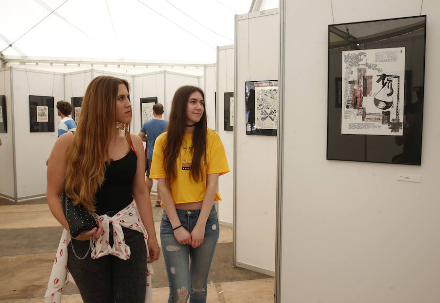 Gran ambiente festivo en la primera jornada de la XXXI Semana Negra de Gijón. La ausencia de lluvia ha animado a miles de personas a visitar el recinto del antiguo astillero y disfrutar de las conferencias, las exposiciones y las numerosas atracciones que conforman el certamen.