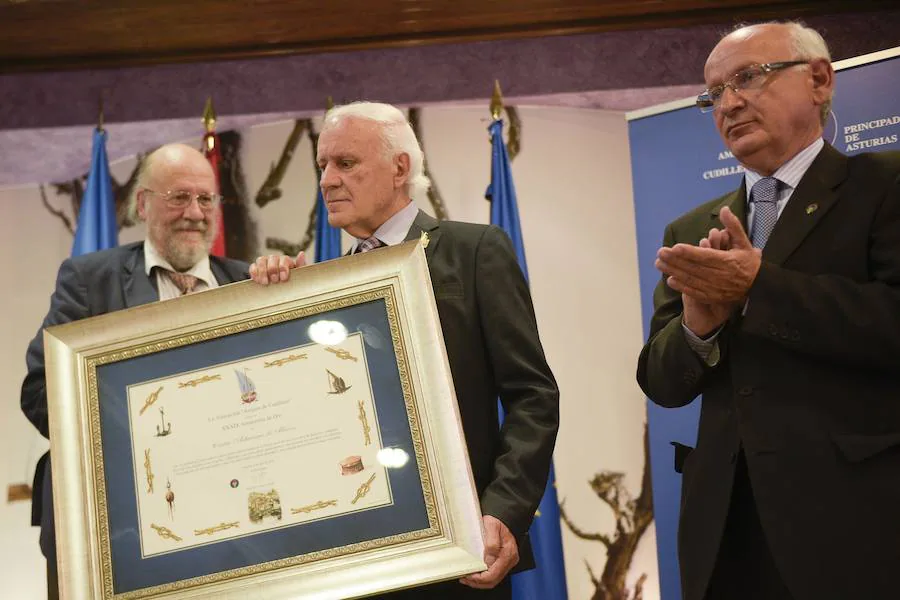 La asociación Amigos de Cudillero ha entregado, un año más, sus galardones Amuravela de Oro. En esta trigesimonovena edición, han distinguido a la presidenta del CSIC, Rosa María Menéndez López, al director de los cursos MIR en Oviedo, Jaime Baladrón, y al Centro Asturiano de México.