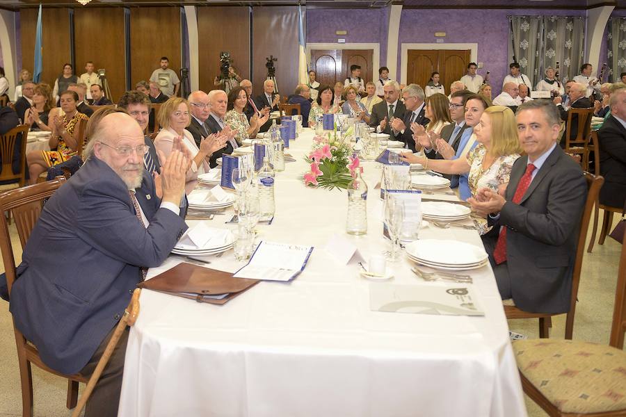 La asociación Amigos de Cudillero ha entregado, un año más, sus galardones Amuravela de Oro. En esta trigesimonovena edición, han distinguido a la presidenta del CSIC, Rosa María Menéndez López, al director de los cursos MIR en Oviedo, Jaime Baladrón, y al Centro Asturiano de México.